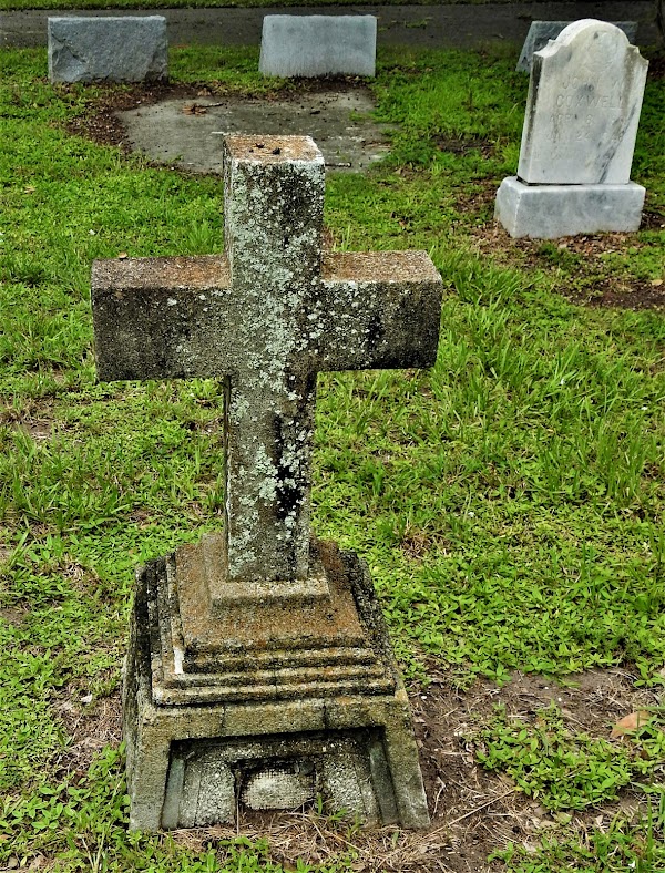 Fort Myers Cemetery grounds