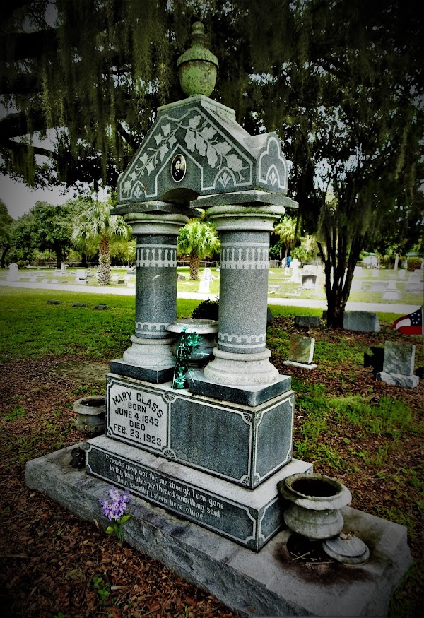 Fort Myers Cemetery grounds