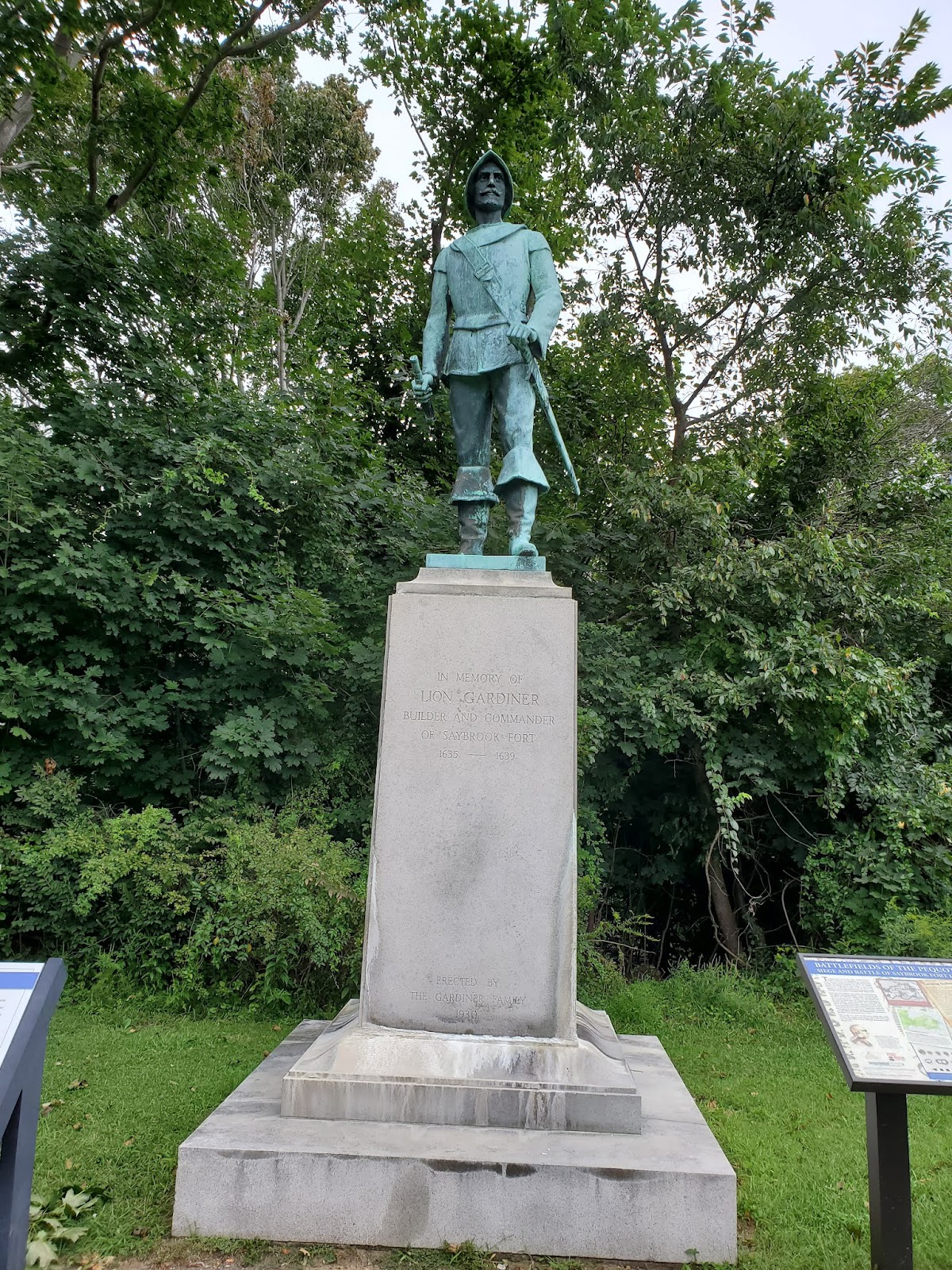 Fort Saybrook Monument Park cemetery grounds and headstones