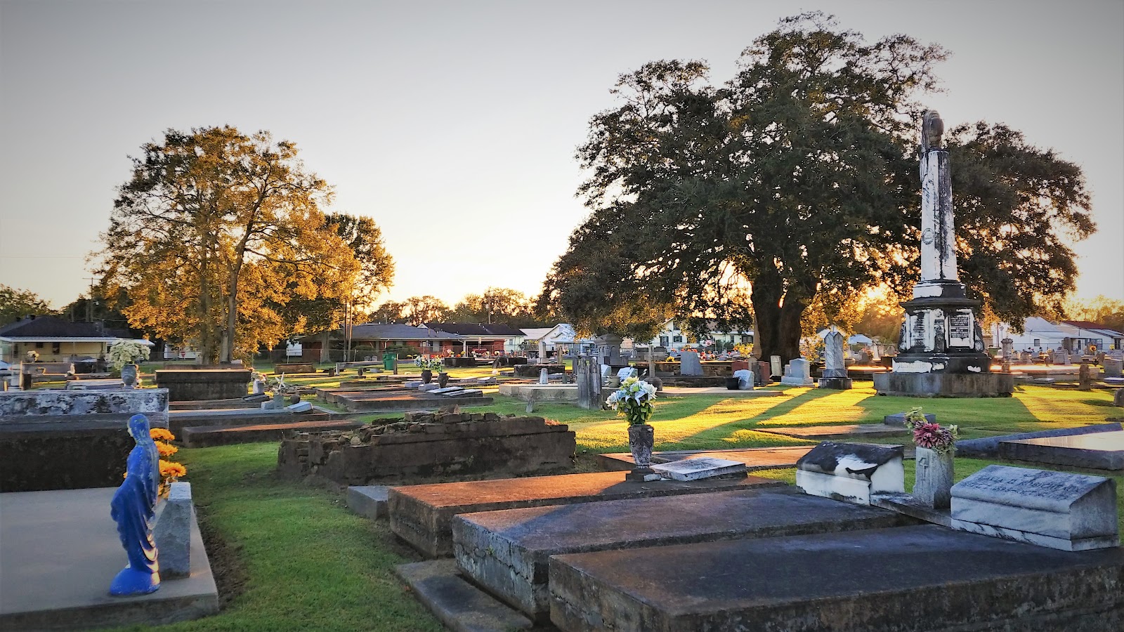 Franklin Cemetery cemetery grounds and headstones