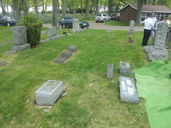 Garfield Park Cemetery grounds