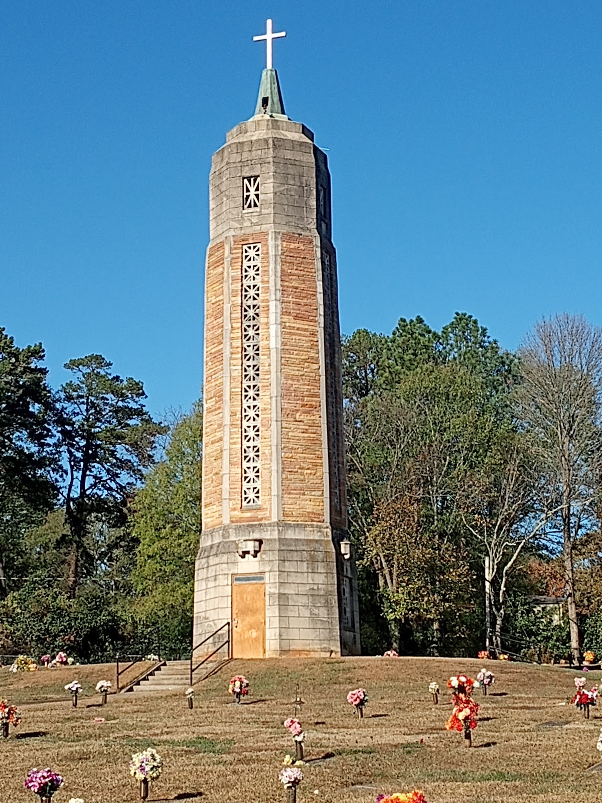 Gaston Memorial Park cemetery grounds and headstones
