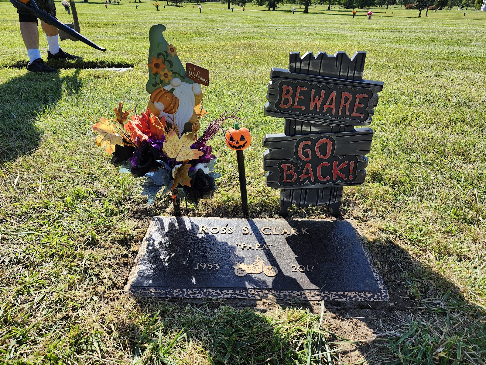 Glen Eden Memorial Park cemetery grounds and headstones