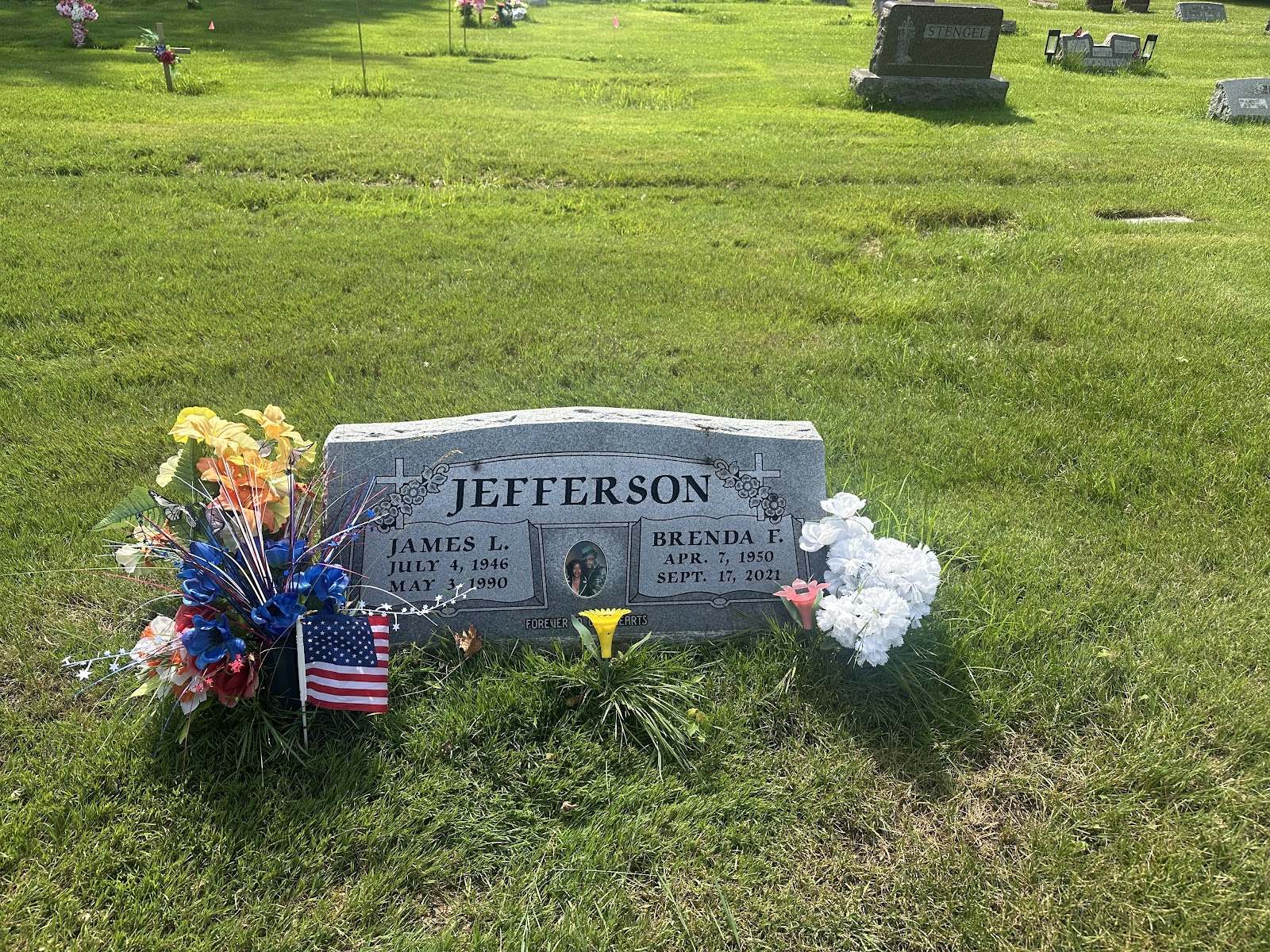 Glen Oaks Cemetery cemetery grounds and headstones