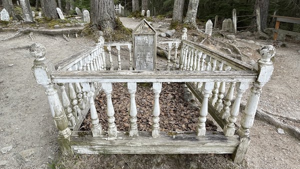 Gold Rush Cemetery grounds