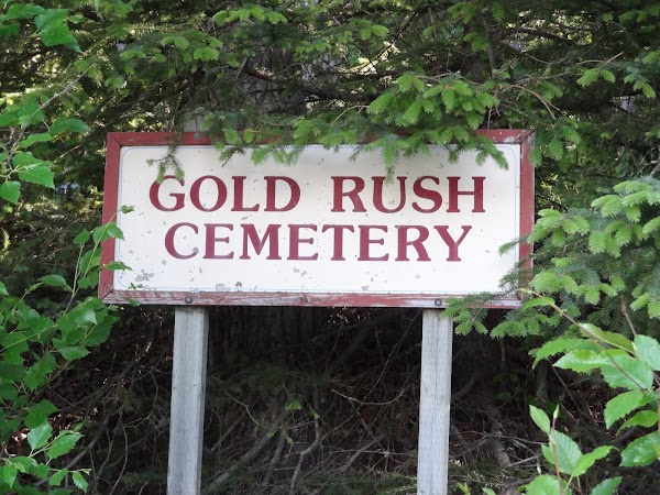 Gold Rush Cemetery grounds
