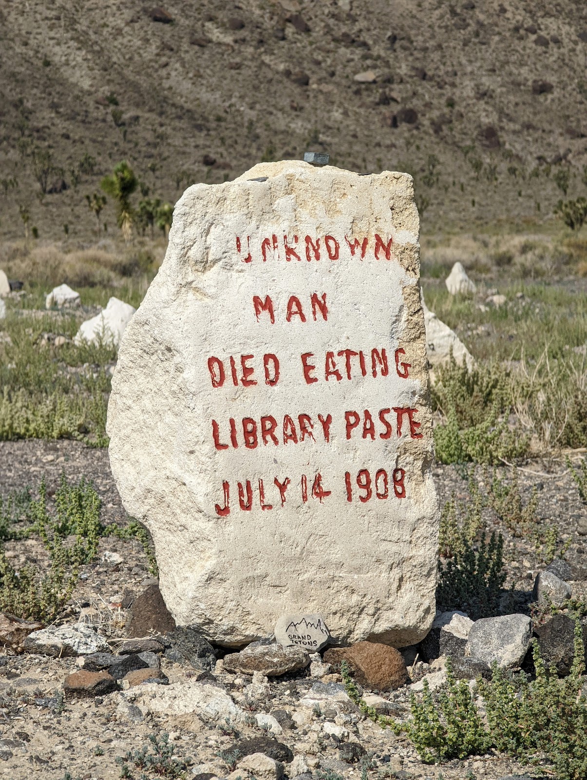 Goldfield Pioneer Cemetery cemetery grounds and headstones
