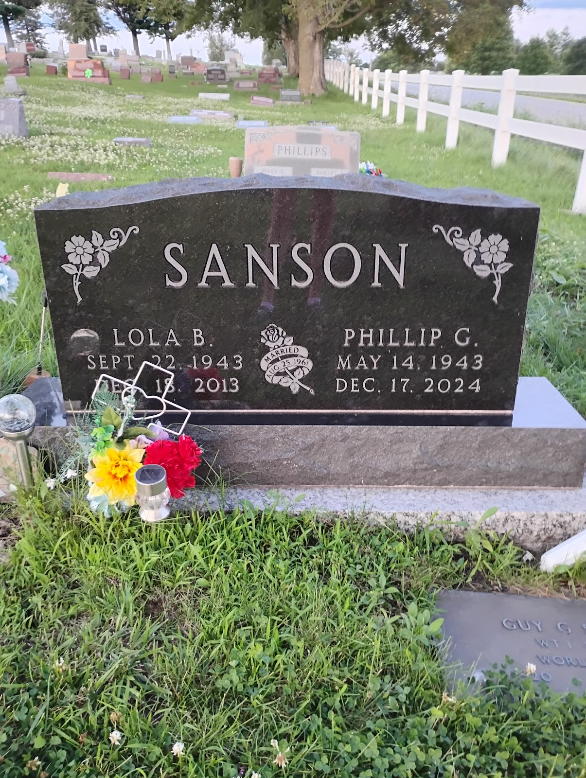 Graceland Cemetery cemetery grounds and headstones