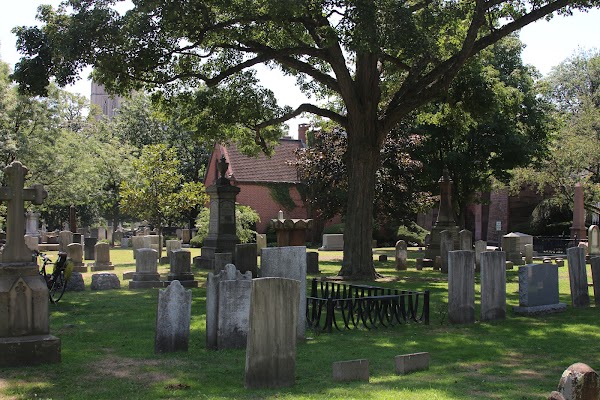 Grove St Cemetery grounds