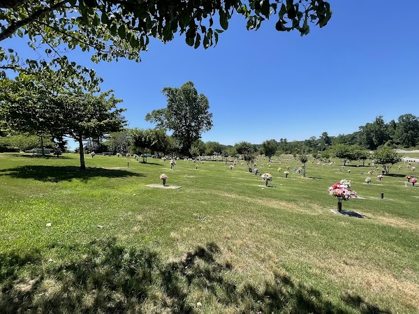 Gwinnett Memorial Park grounds
