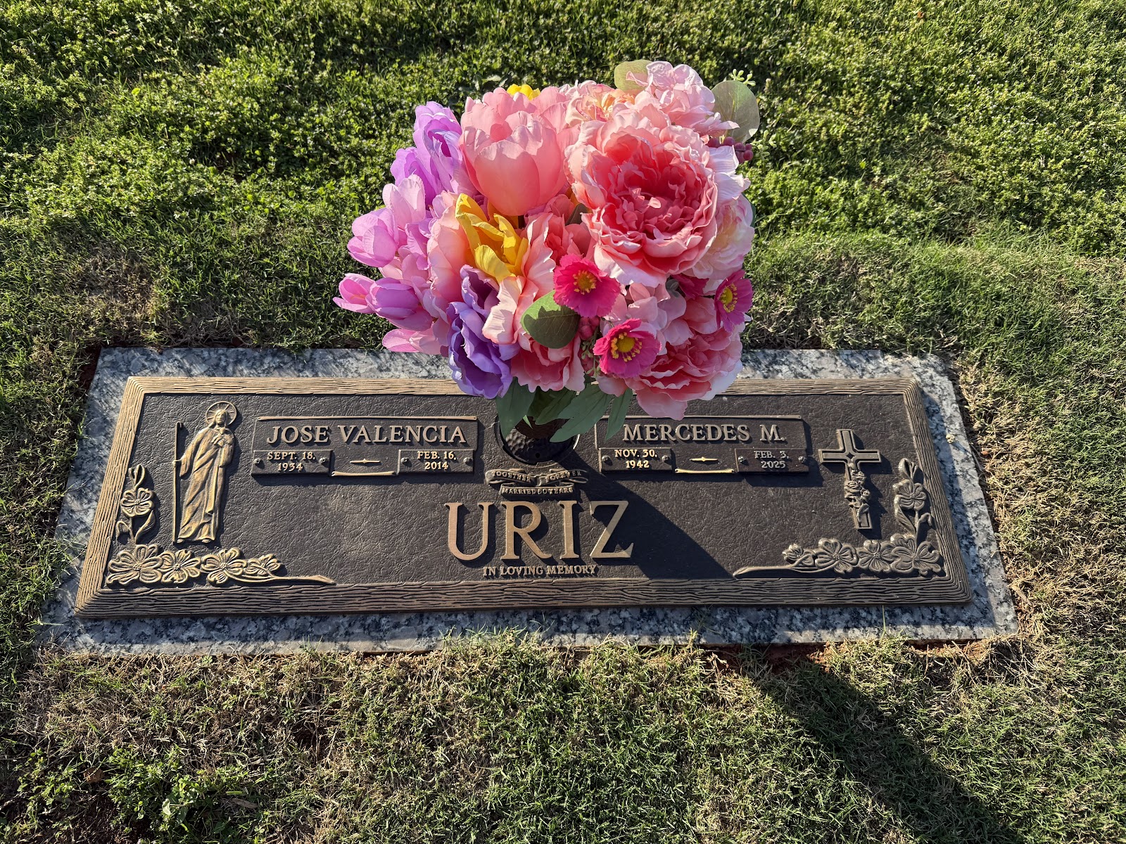 Gwinnett Memorial Park cemetery grounds and headstones