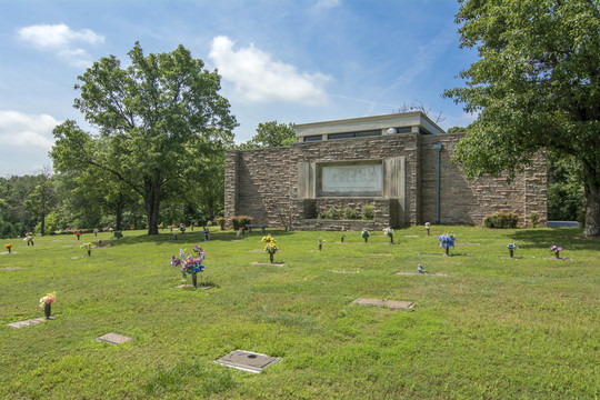 Hamilton Memorial Gardens grounds