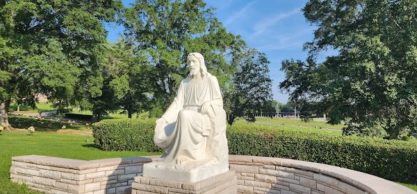 Hamilton Memorial Gardens grounds