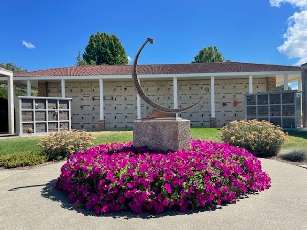 Hawthorne Memorial Gardens grounds