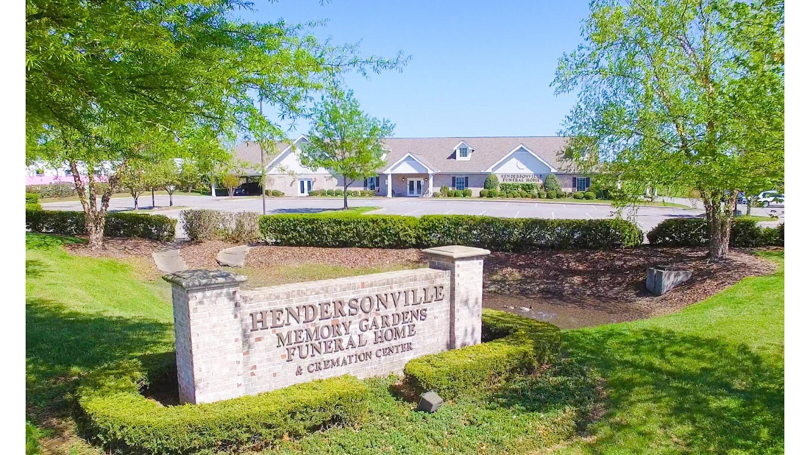 Hendersonville Memory Gardens, Funeral Home & Cremation Center cemetery grounds and headstones