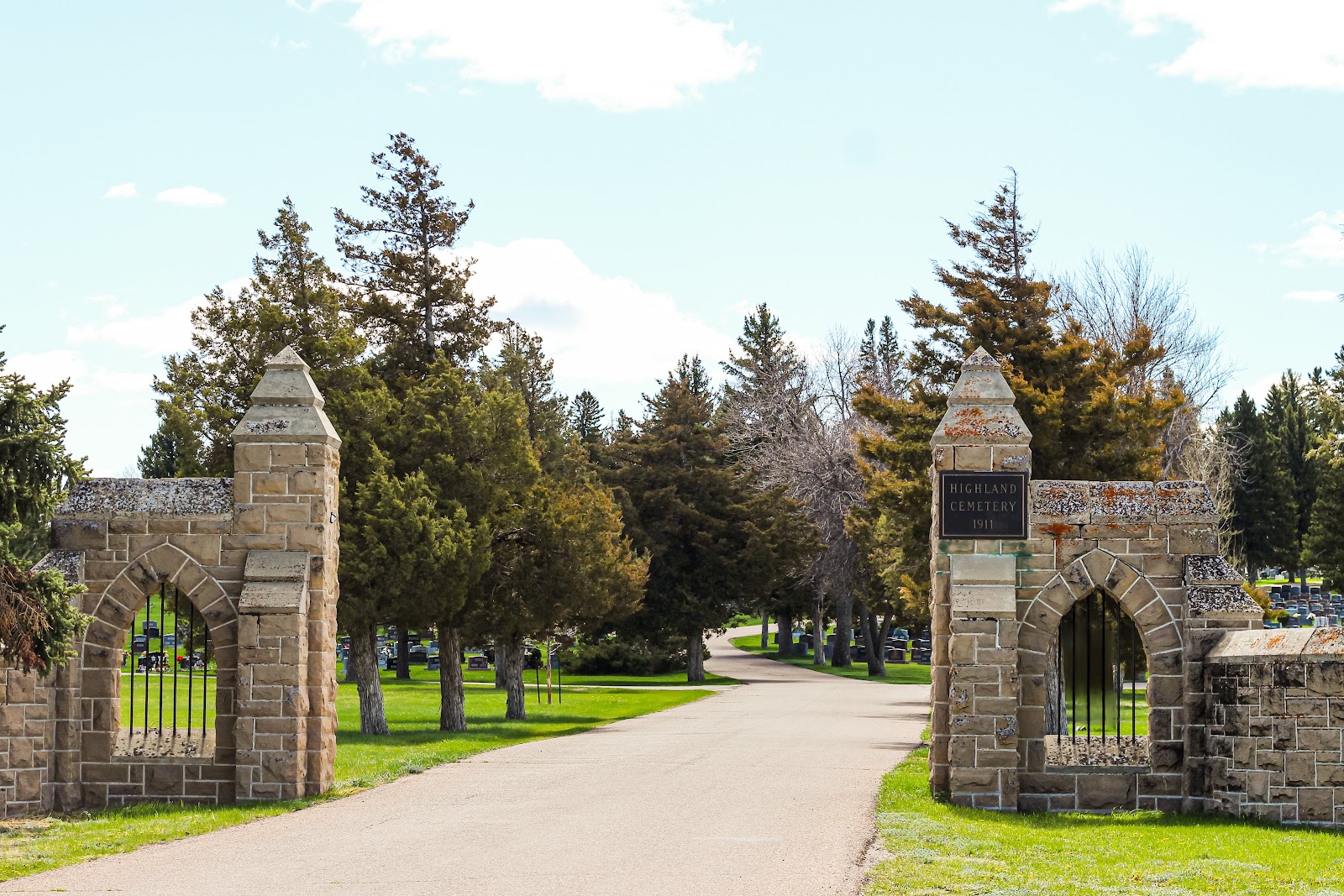 Highland Cemetery cemetery grounds and headstones