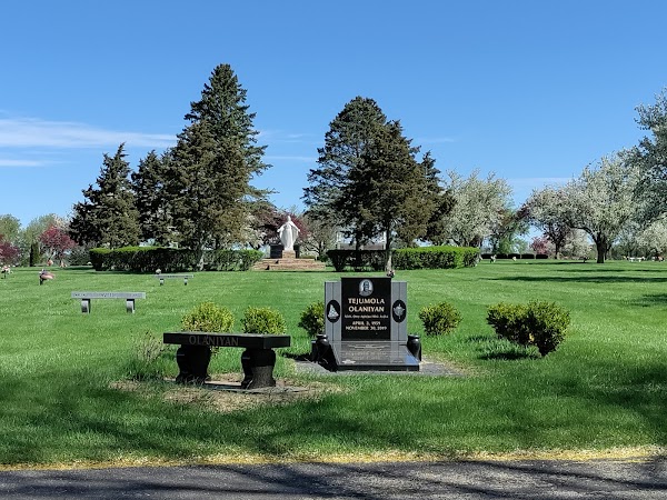 Highland Memory Gardens grounds