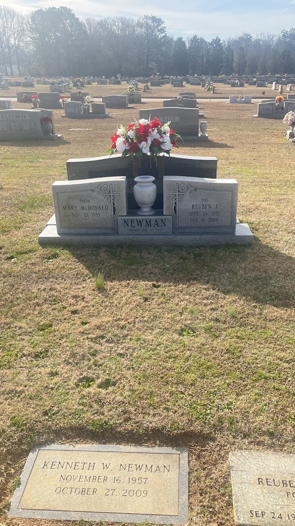 Historic Oak Hill Cemetery grounds