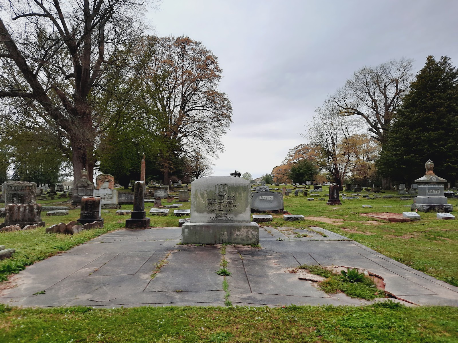 Hollywood Cemetery cemetery grounds and headstones
