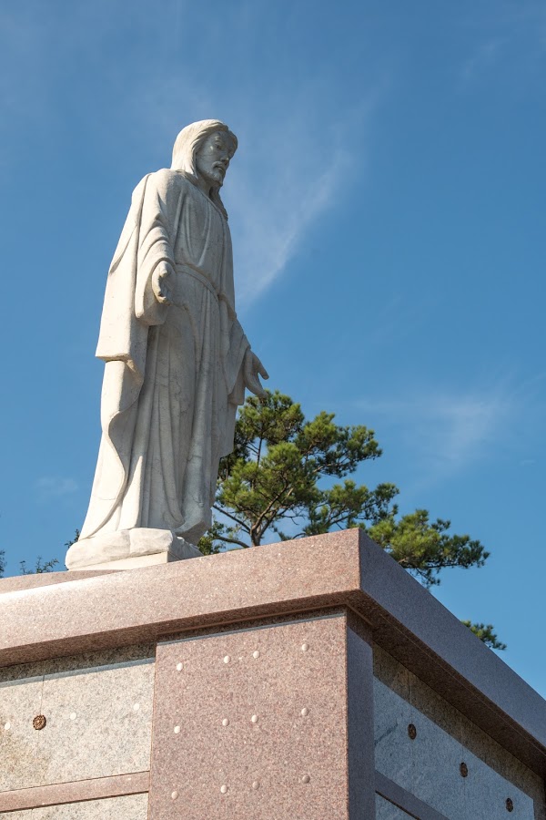 Holy Cross Cemetery grounds