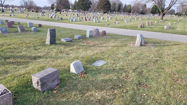 Holy Cross Cemetery (Milwaukee) grounds