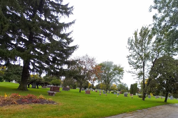 Holy Cross Cemetery (Milwaukee) grounds