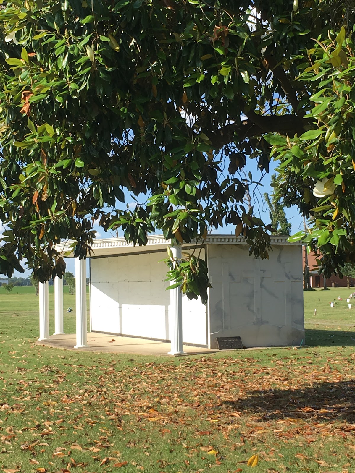 Indianola Memorial Garden cemetery grounds and headstones