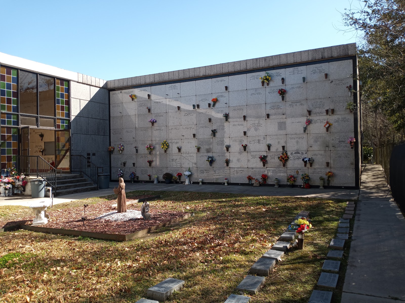 Jefferson Memorial Gardens cemetery grounds and headstones