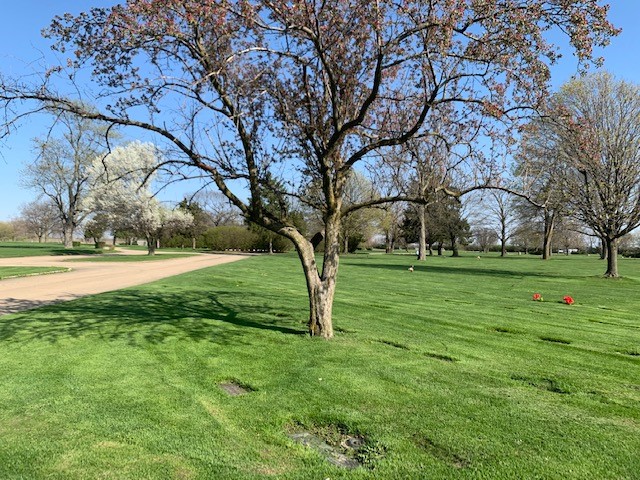 Kankakee Memorial Gardens cemetery grounds and headstones