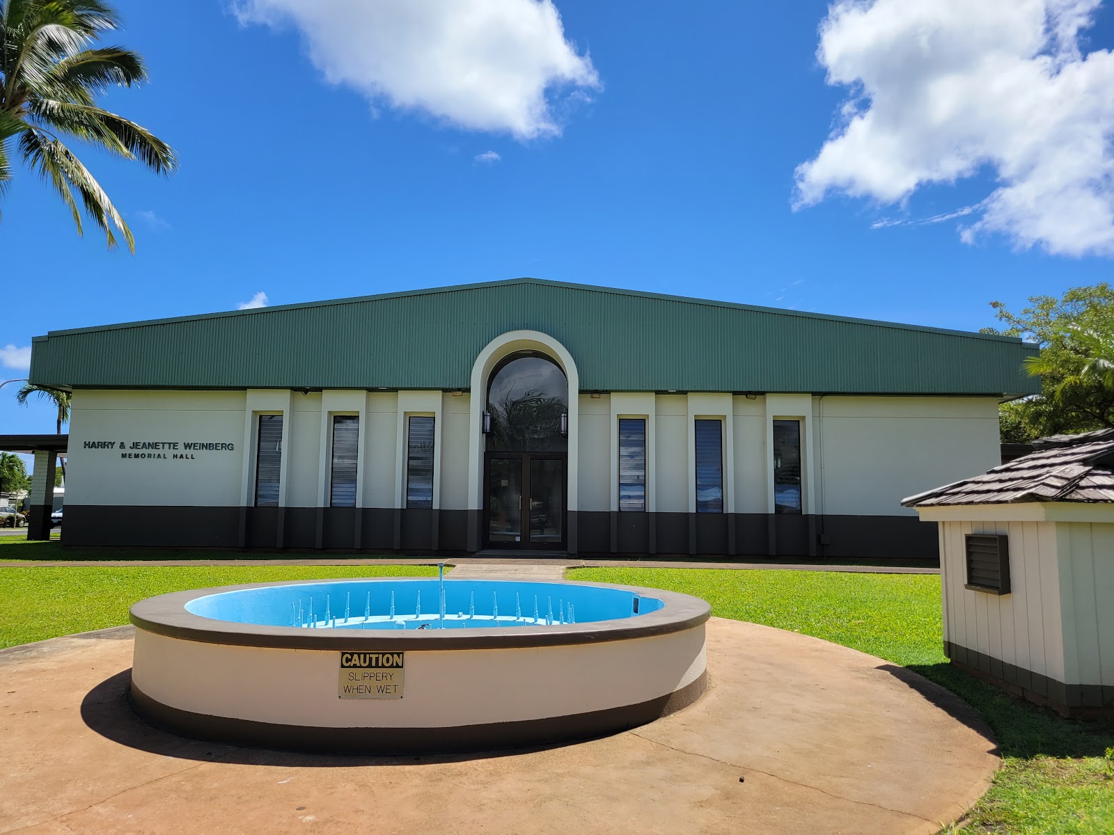 Ke'ehi Lagoon Memorial cemetery grounds and headstones