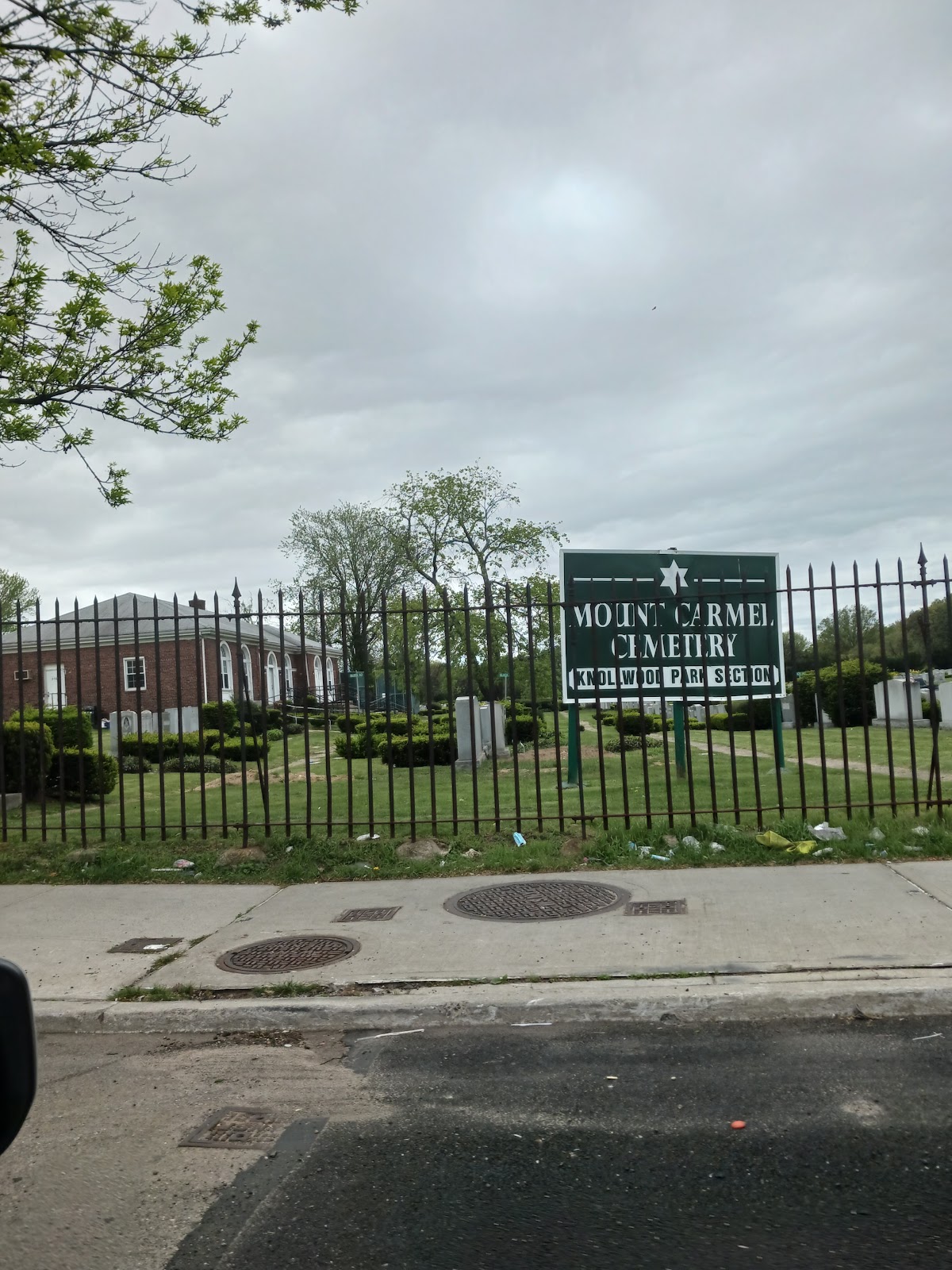 Knollwood Park Cemetery cemetery grounds and headstones