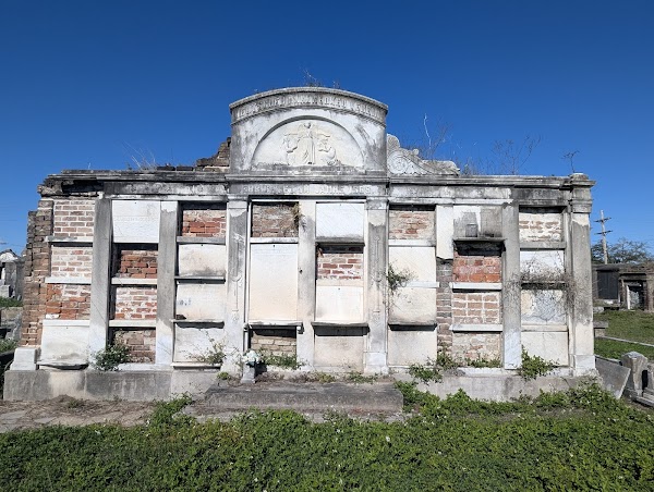 Lafayette Cemetery No. 2 grounds