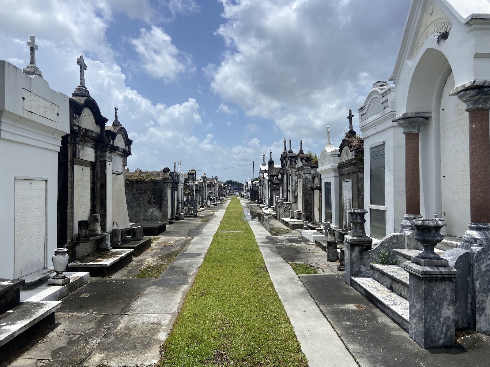 Lafayette Cemetery No. 2 cemetery grounds and headstones