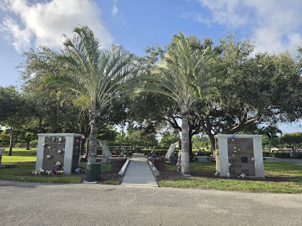 Lake Worth Memory Gardens grounds