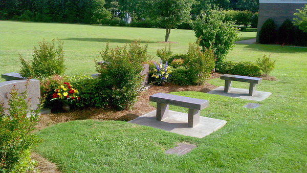 Lakeland Memorial Park cemetery grounds and headstones