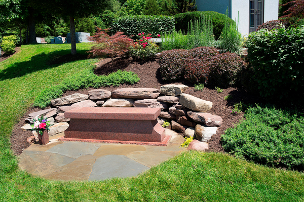 Lakemont Memorial Gardens grounds
