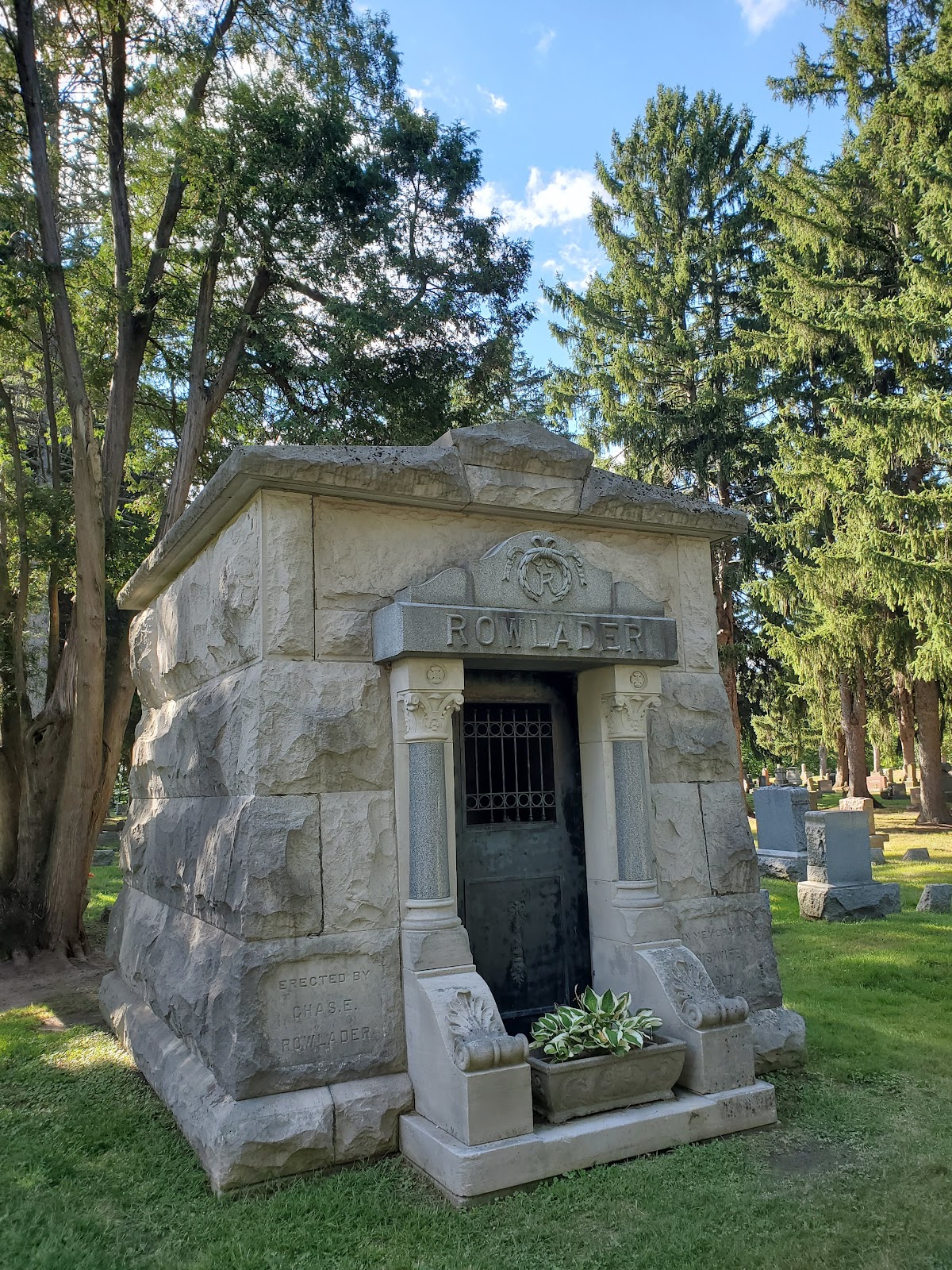 Lakeside Cemetery cemetery grounds and headstones