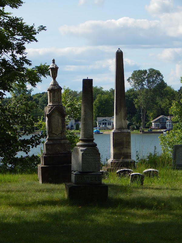 Lakeside Memorial Cemetery grounds