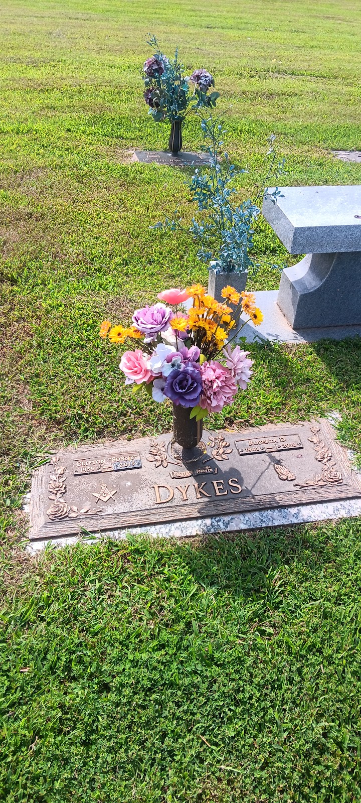 Lakeside Memorial Gardens cemetery grounds and headstones