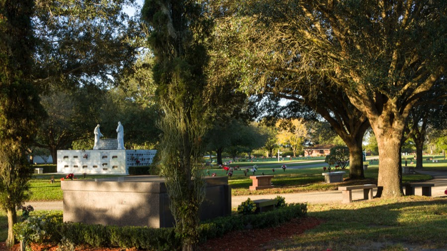 Lakeview Memorial Gardens cemetery grounds and headstones