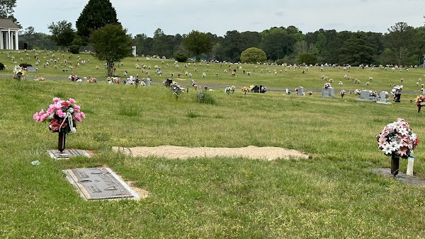 Lawnwood Memorial Park grounds