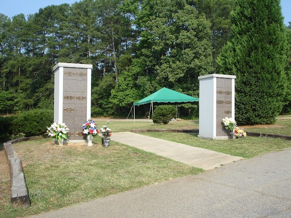 Lawnwood Memorial Park grounds