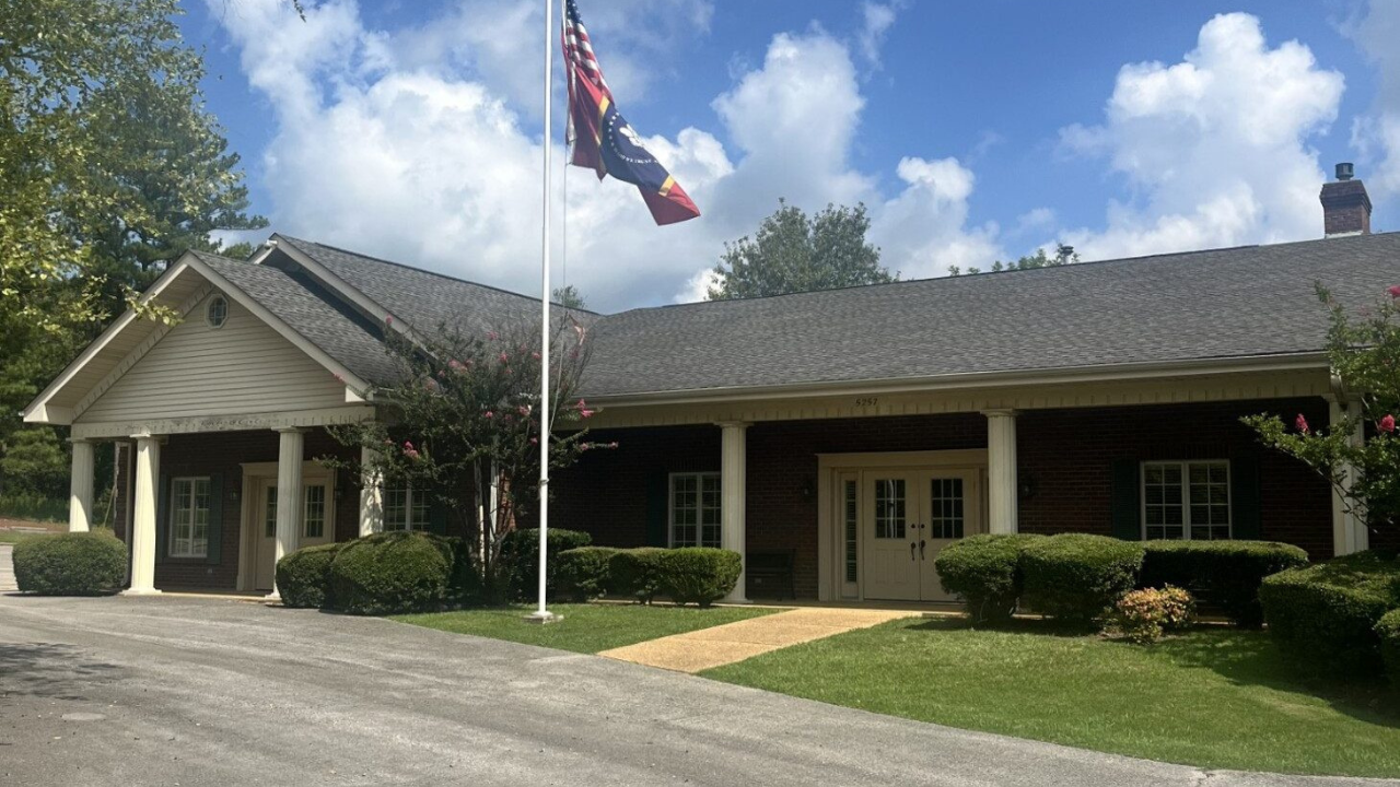 Lee Memorial Park & Funeral Home cemetery grounds and headstones
