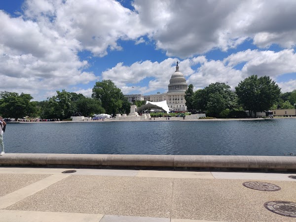 Lincoln Memorial Park grounds
