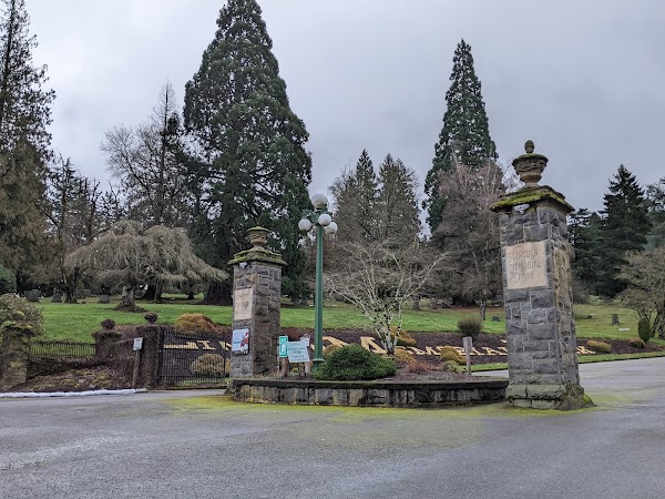 Lincoln Memorial Park Mausoleum grounds