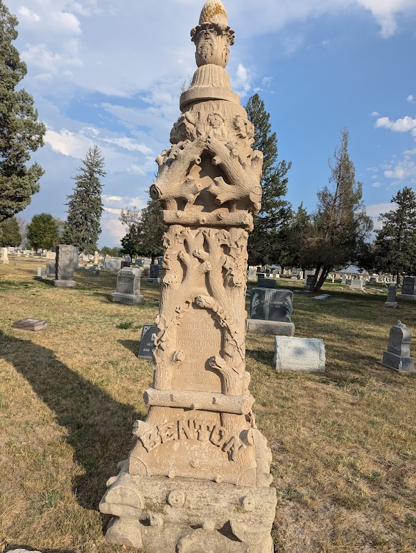 Linn Grove Cemetery grounds