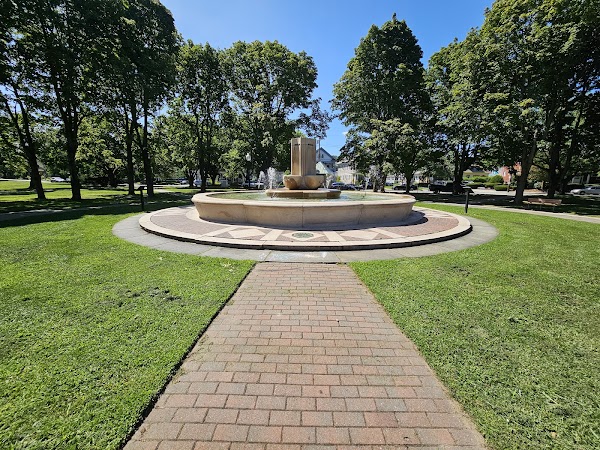 Lippitt Memorial Park grounds