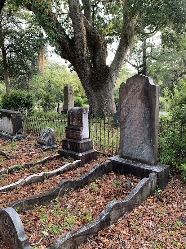 Live Oak Cemetery grounds