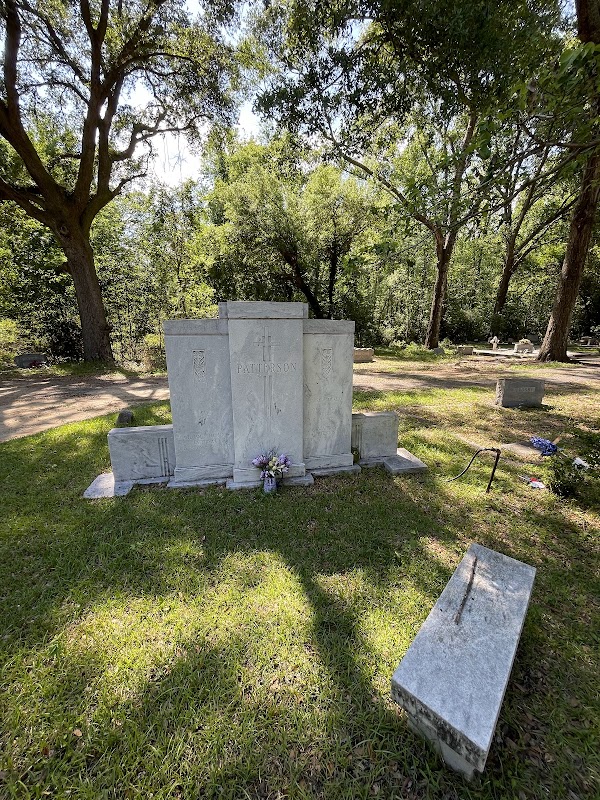 Live Oak Cemetery grounds