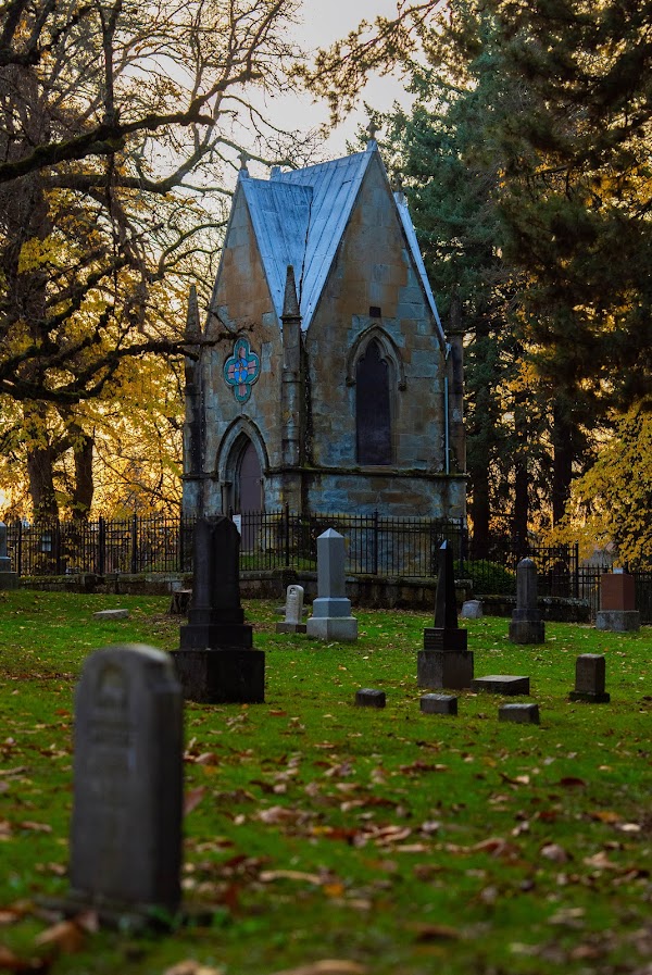 Lone Fir Cemetery grounds